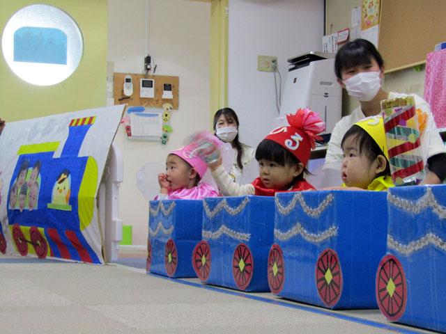 0歳、1歳児は可愛い衣装を着て「片付け列車出発進行！」誰一人泣かずにできました。