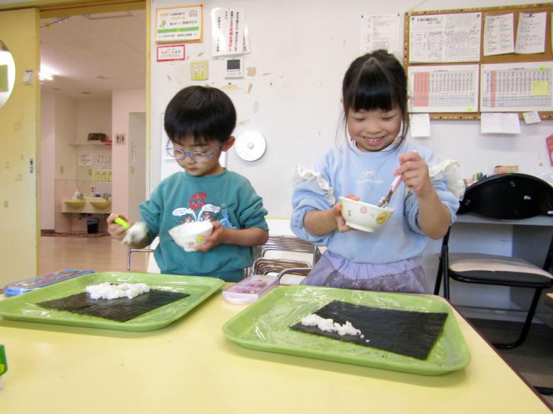 豆まきの後は恵方巻き作り♪