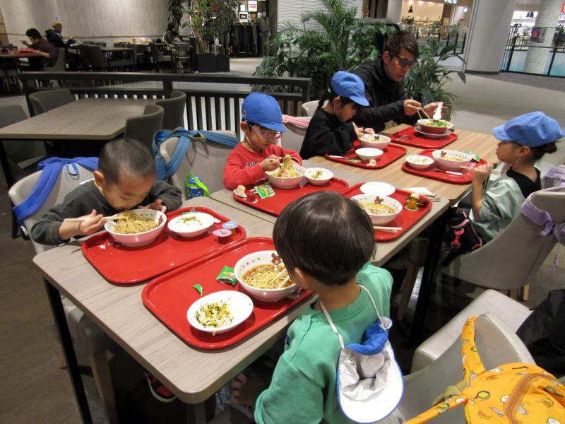 お昼はみんなでラーメン！みんなで食べるラーメンは格別だね！