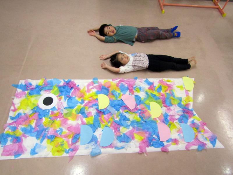 みんなで大きなこいのぼりも作ったよ！「みてみて～こんなに大きいよ～」