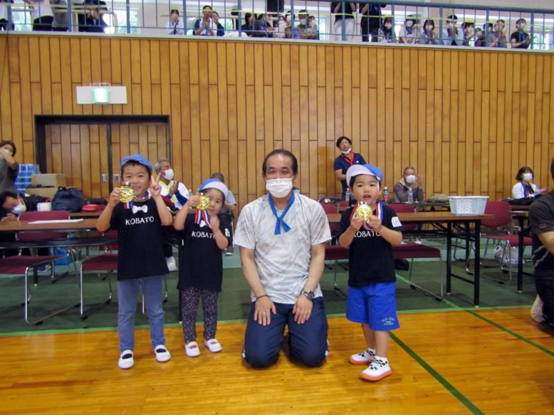以上児のお友だちは園長先生からメダルをかけてもらいました。
